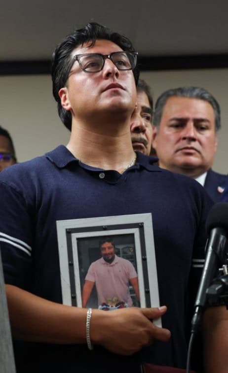 Ronaldo Salgado es ciudadano estadounidense y reclama justicia por la muerte de su padre Lorenzo Salgado, ultimado el 7 de julio por un agente de ICE en Texas. Salgado era un empresario de la construcción que trabajó por más de tres décadas en dicho Estado y no tenía ningún récord criminal.