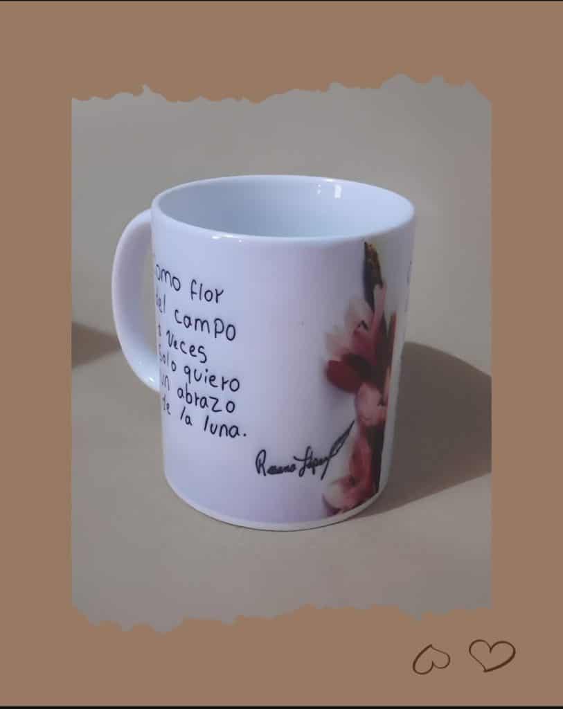 ¿Qué tal una buena taza de poesía? La emprendedora Sipakapense guatemalteca vende sus tazas con poemas y su libro en MERCADO. Y aprovechando, tambien puedes ordenar un buen café guatemalteco de otros emprendedores de todas partes del país.