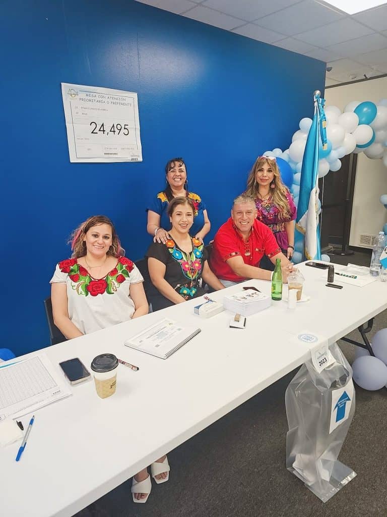 Mesa de votación en Dallas Texas en los comicios de 2023. Con la flexibilización sobre centros de votación, el TSE espera facilitar el acceso al sufragio de los guatemaltecos residentes en el extranjero.