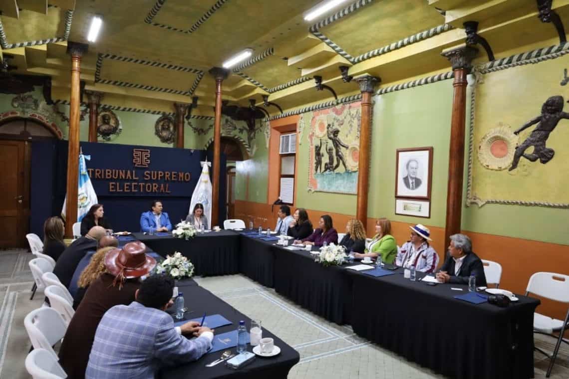 El 30 de enero hubo una reunión de representantes de organizaciones migrantes, presencial, con el presidente saliente del TSE, Vladimir Aguilera. El actual TSE asumió en marzo y hasta ahora no se tiene una fecha para la reunión virtual con la Mesa del Voto en el Extranjero.