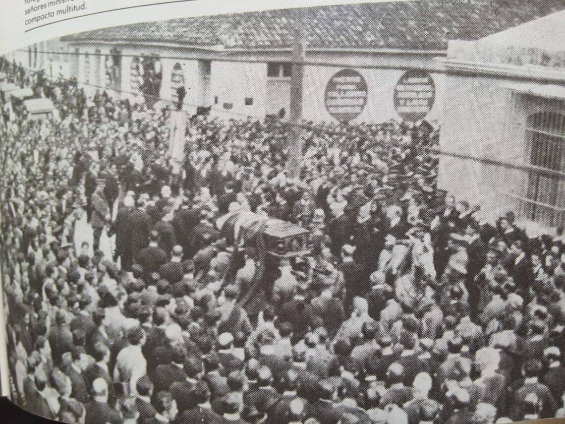 El presidente José María Orellana murió de un paro cardíaco el 26 de septiembre de 1926, mientras estaba de descanso en Antigua Guatemala. Corrieron rumores de que había sido envenenado, pero familiares descartaron esto. Su sepelio fue muy concurrido.