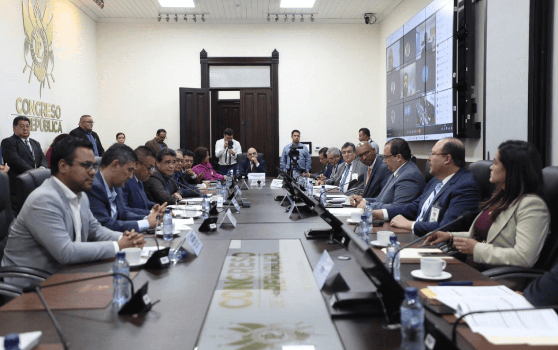 Reunión en 2023 en el Congreso de la República, entre integrantes de la Mesa para el Voto en el Extranjero y diputados de la comisión de Migrantes, así como autoridades de cancillería. La reunión fue poco después de la primera vuelta electoral. Se trazaron posibles mejoras para promover y facilitar la participación migrante en los siguientes comicios. NADA HA AVANZADO.