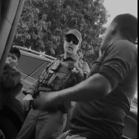 El padre guatemalteco detenido no tiene antecedentes criminales y sigue con respeto las instrucciones del agente migratorio, mientras sus hijos lloran. Para ver el video, clic en la imagen.