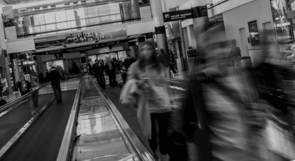 Los aeropuertos se han convertido en una nueva zona habitual de operativos de agentes migratorios, quienes buscan detener a personas con visas vencidas, incluso si están en trámite de extender el permiso.