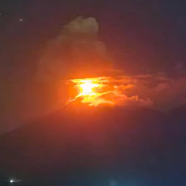 A las 23 horas del lunes 3 de agosto, el volcán de Fuego seguía expulsando material incandescente y lava descendía por algunas barrancas.