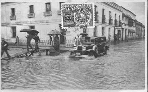 Guatemala en 1929: 7a. avenida y 13 calle zona 1 de Guatemala, durante la época lluviosa. A la 13 calle se le solía llamar La Calle de los 3 puentes, debido a que se necesitaba construir pasos para los peatones durante los aguaceros.