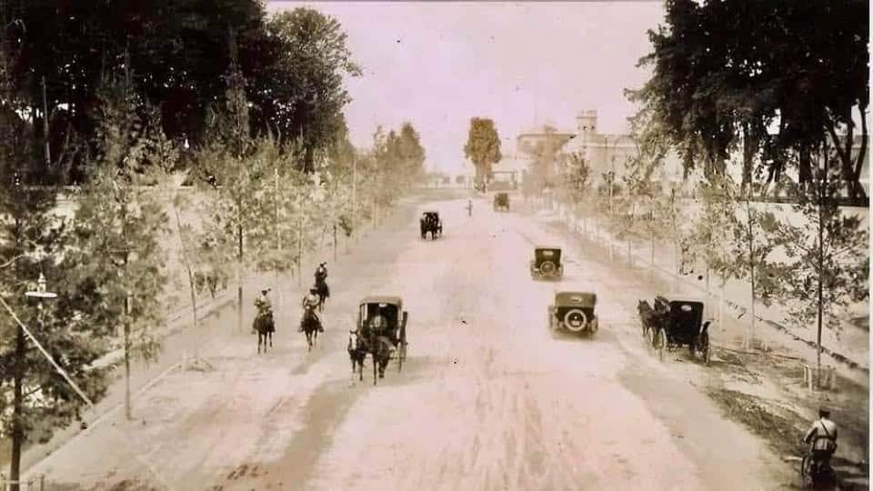 Guatemala en 1929: 7a. avenida zona 1, donde hoy está el Centro Cívico. Al fondo a la derecha puede notarse el edificio de la Penitenciería.