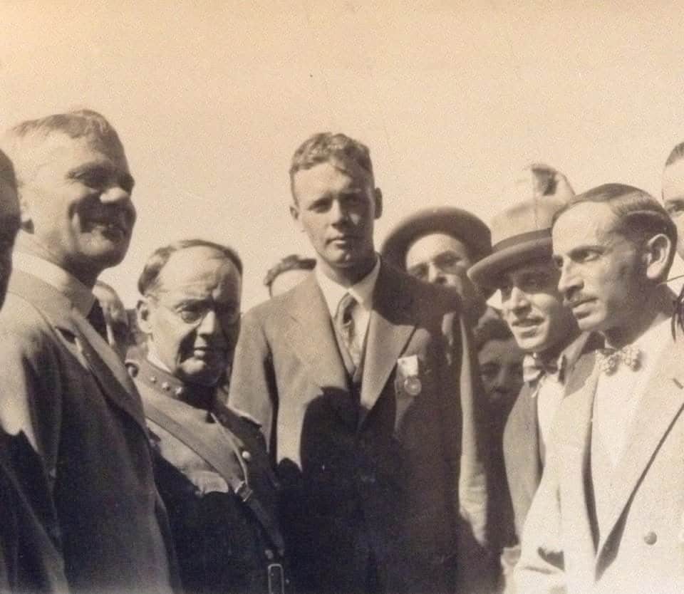 28 de diciembre de 1928: El presidente Lázaro Chacón recibió al célebre piloto estadounidense Charles Lindbergh, célebre por haber sido el primer piloto en cruzar el Atlántico sin escalas, en 1927. El aterrizaje fue en el Campo de Marte de la ciudad de Guatemala.