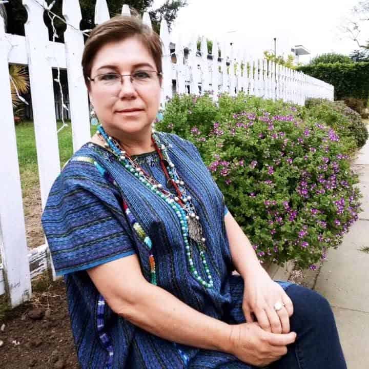 La escritora Rebeca Champney tiene una producción literaria que abarca poesía y tradiciones guatemaltecas, con gran vivacidad y orgullo por sus raíces altaverapacenses.