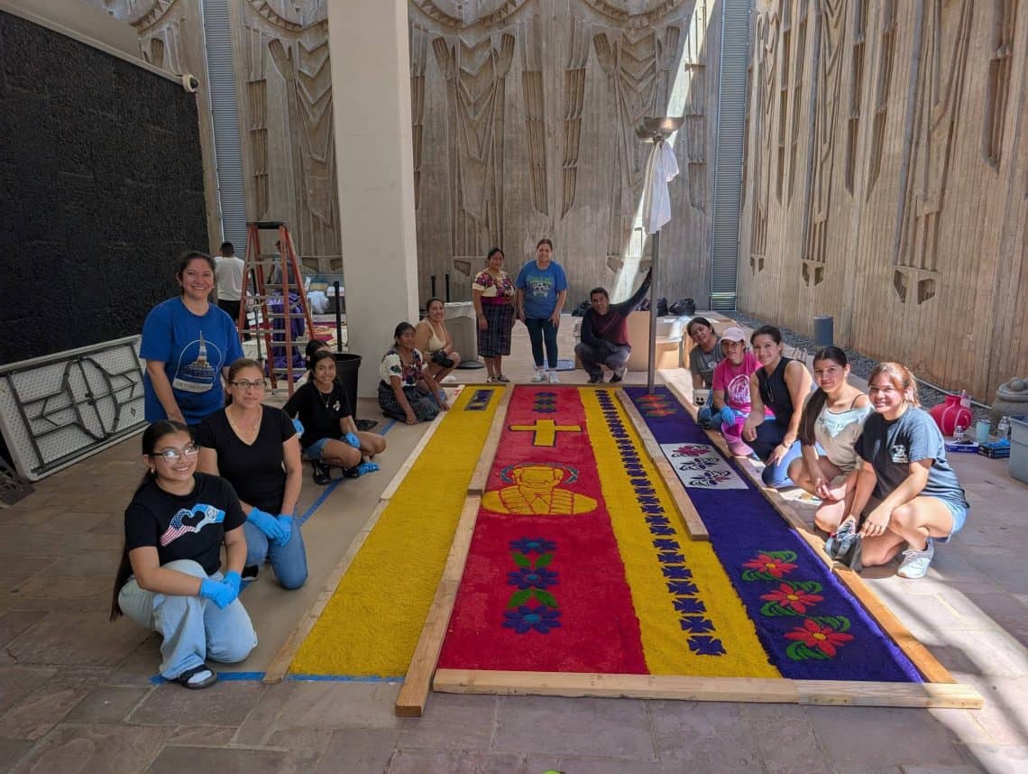 La unión entre hermanos guatemaltecos fue el principal ingrediente de un símbolo de devoción: la alfombra tradicional de Semana Santa elaborada con serrín a miles de kilómetros de Guatemala, pero con Guatemala en el corazón.