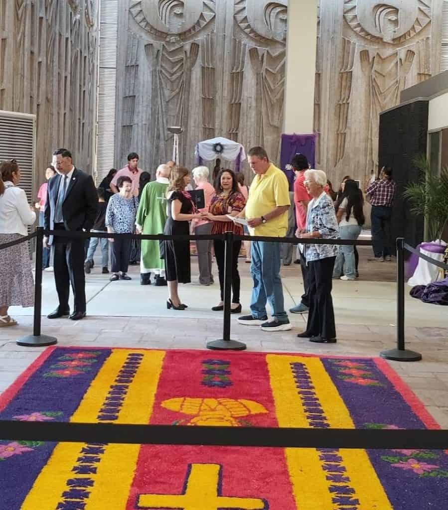 Las alfombras terminadas motivaron admiración entre todos los feligreses de la parroquia San Patricio, en Oklahoma y un profundo sentimiento de orgullo e identidad multicultural entre los guatemaltecos que participaron en su elaboración.