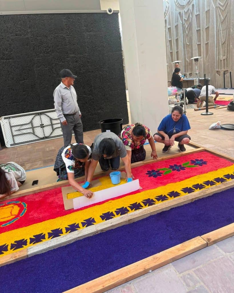 Los migrantes guatemaltecos aprendieron todo el proceso: desde el teñido del aserrín hasta la elaboración de moldes y las técnicas de aplicación del aserrín ya coloreado. Para muchos fue la primera vez que hacían una alfombra. El resultado fue esplendoroso. (Fotos Hilda de León Xavier)