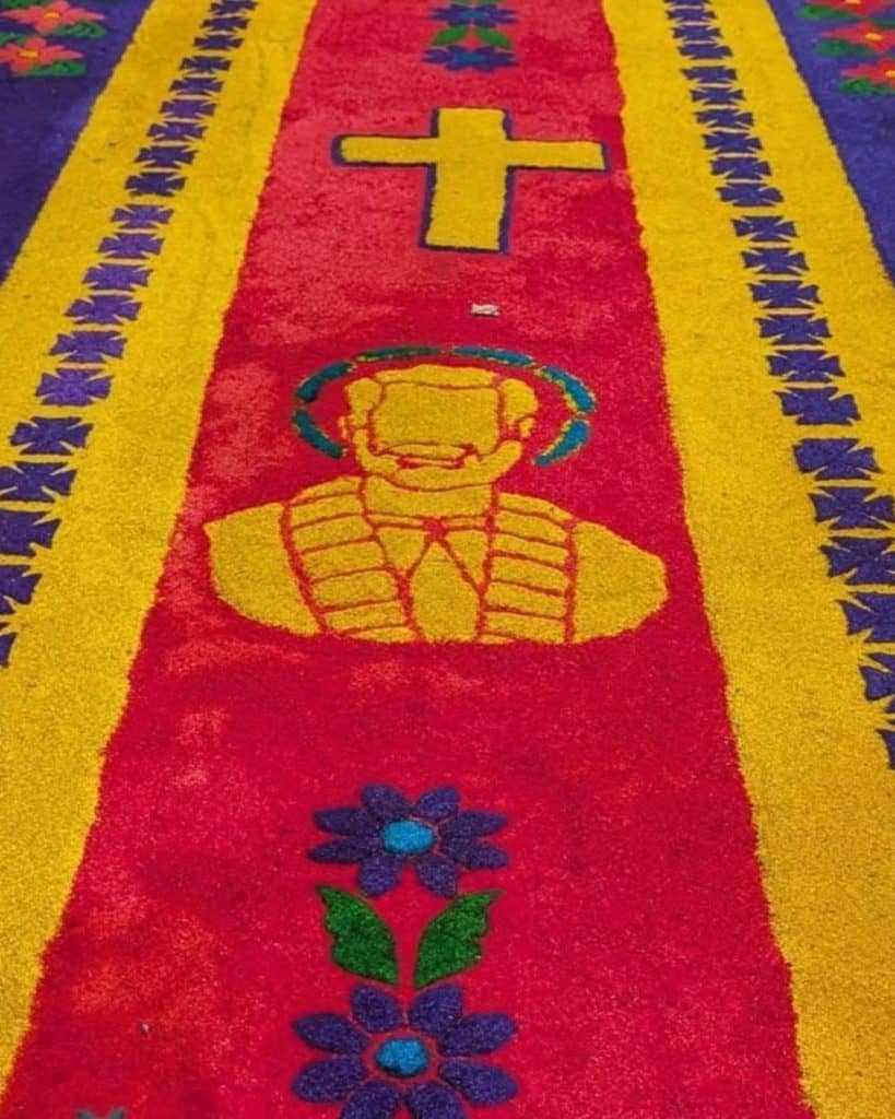 Una efigie alusiva al beatro padre Stanley Rother estuvo en el centro de la alfombra elaborada por guatemaltecos en la parroquia San Patricio de Oklahoma.