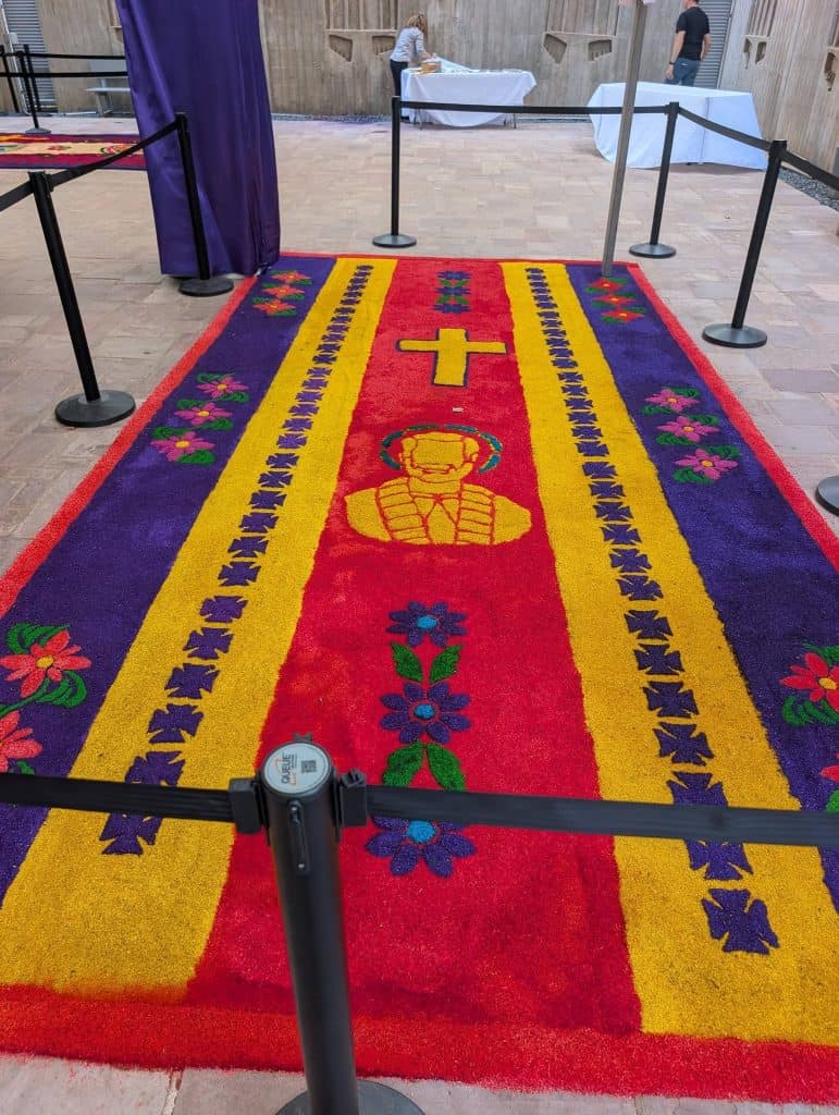 Los migrantes guatemaltecos aprendieron todo el proceso: desde el teñido del aserrín hasta la elaboración de moldes y las técnicas de aplicación del aserrín ya coloreado. Para muchos fue la primera vez que hacían una alfombra. El resultado fue esplendoroso. (Fotos Hilda de León Xavier)
