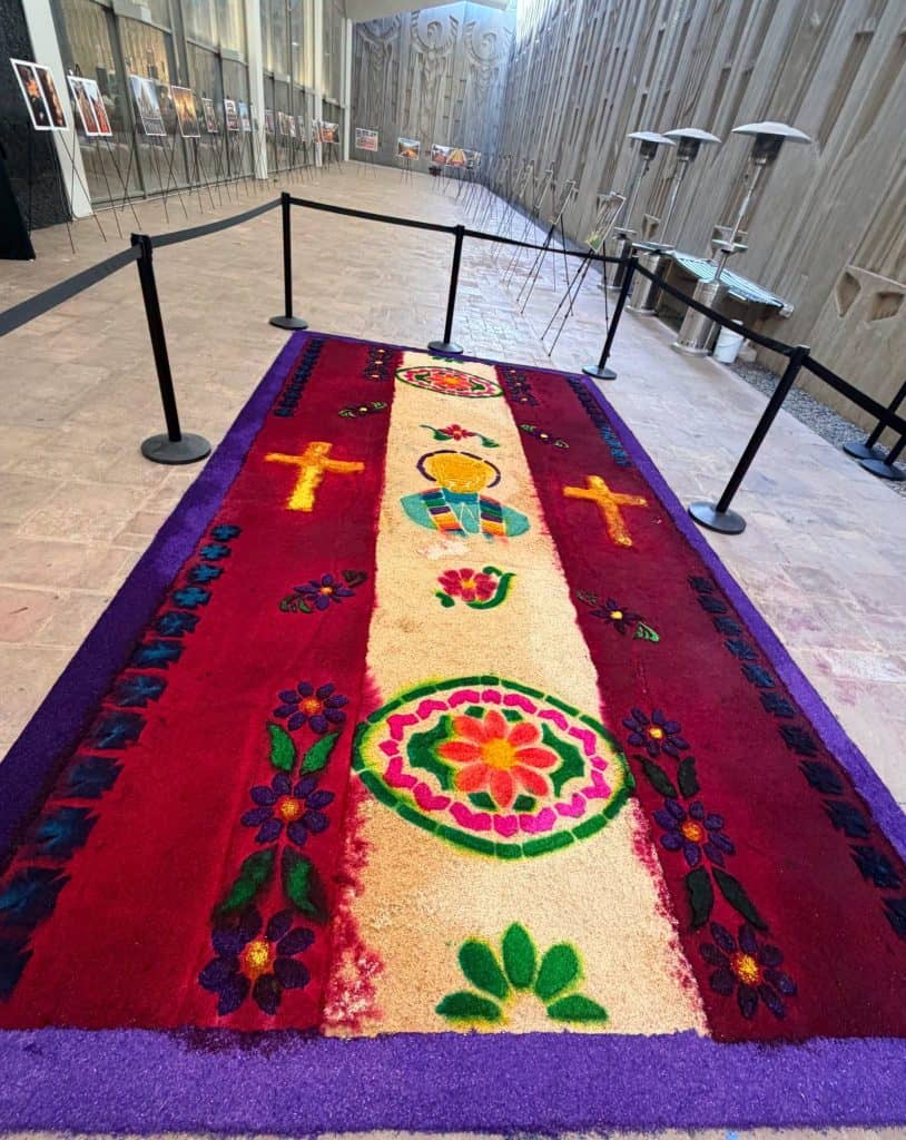 Esta fue la otra alfombra elaborada por manos guatemaltecas en la iglesia de San Patricio, en Oklahoma City