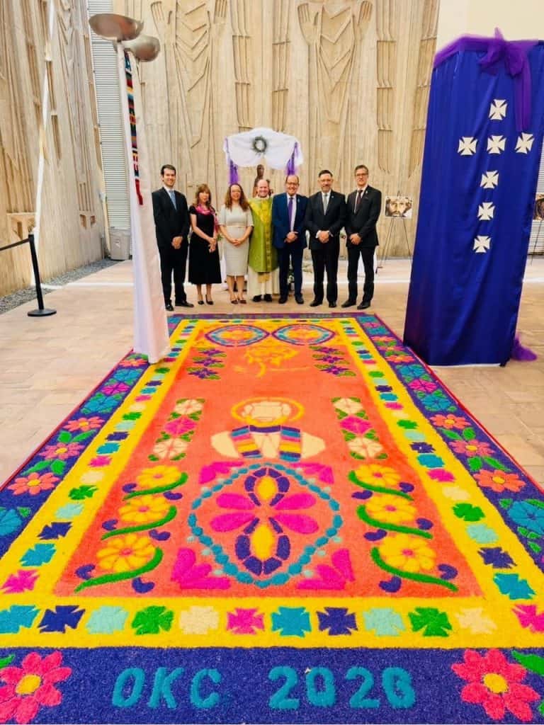 Testimonio de identidad, devoción y tradición guatemalteca en la parroquia St. Patrick de Oklahoma. El fotógrafo guatemalteco Danny Gamboa, que presentó una muestra de 50 imágenes de la Semana Santa Guatemalteca y el historiador Miguel Álvarez Arévalo contribuyeron a explicar el origen de esta tradición. (Foto St. Patrick Church)