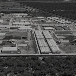 Siguen denuncias de condiciones inhumanas en centro de detención migratoria en Texas