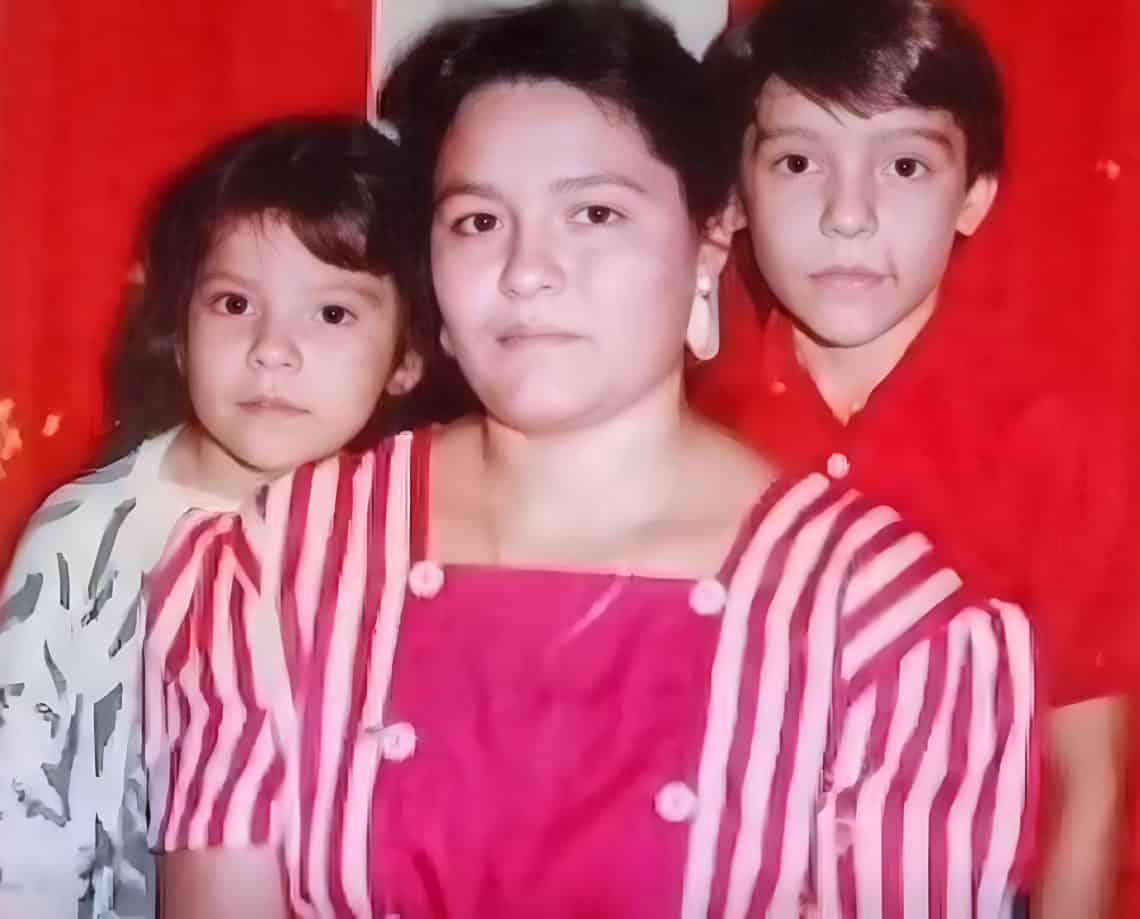 Carlos Alegría siempre valoró los esfuerzos que hizo su mamá por él y su hermana. A través de una melodía expresó todo ese cariño. Si quieres escucharla, clic en la fotografía.