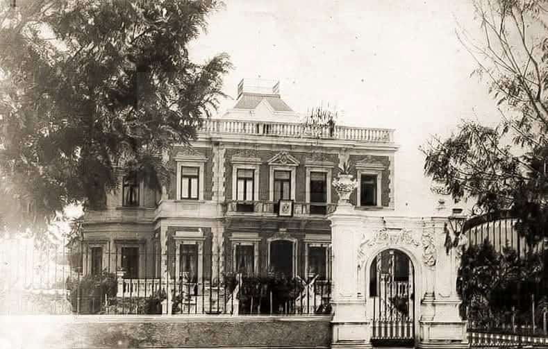 Este palacete en el paseo 30 de Junio, avenida Reforma, perteneció a José María Reina Barrios, pero quien más tiempo vivió allí fue su esposa Algeria Benton. Quedó destruido por los terremotos 1917-18.