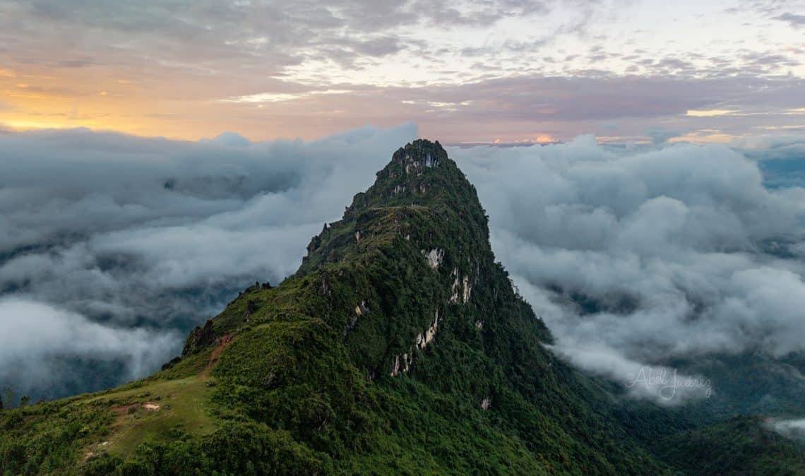 La vista cambia conforme el visitante se aproxima al sendero para escalar el cerro Itz'inal; el clima suele ser cambiante pero nunca deja de fascinar: ya sea poblado de nubes o despejado, el panorama sorprende. Eso sí hay que ir preparados por si se necesita abrigo. También hidratación, pero eso sí: no se debe dejar tirada basura de ningún tipo porque es un sitio sagrado. (Foto Abel Juárez)