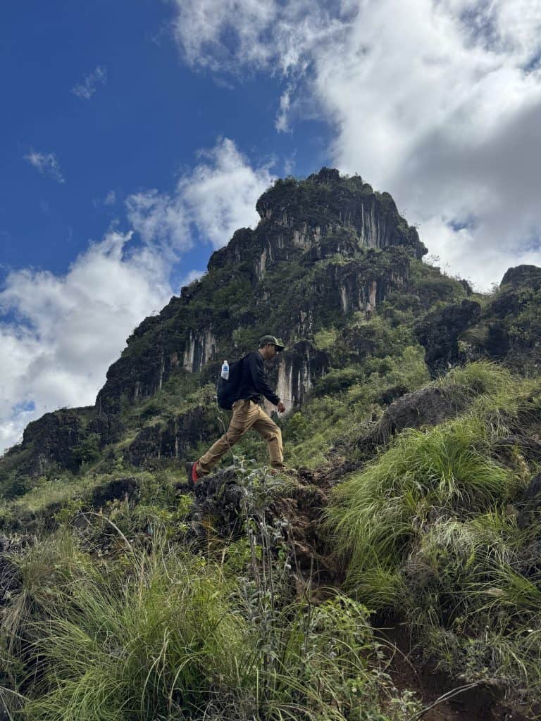 La escalada es agotadora debido a lo empinado y pedregoso del terreno. No se recomienda para personas sin condición física en ascensos de dificultad media, ni adultos mayores. A lo largo del recorrido hay vistas hermosas, pero se debe tener cuidado al tomar fotografías. E insistimos: lleve hidratación suficiente, pero no deje basura de ningún tipo, es un área que la comunidad protege bastante. (Foto Abel Juárez)