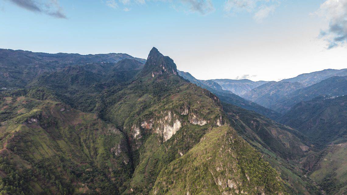 Desde la distancia comienza a divisarse la inconfundible silueta del cerro Itzinal, en San Mateo Ixtatán, Huehuetenango. (Foto Abel Juárez)