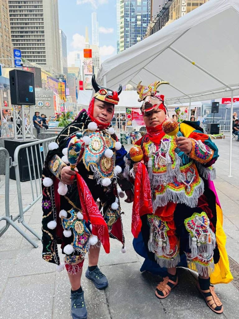 Desde Sololá hasta Times Square, grupo Danza Multicultural Guatemalteca, fundado por Vilma Tzoc, el cual tiene integrantes guatemaltecos pero tambien latinoamericanos.