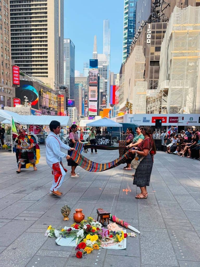 Desde Sololá hasta Times Square, grupo Danza Multicultural Guatemalteca, fundado por Vilma Tzoc, el cual tiene integrantes guatemaltecos pero tambien latinoamericanos.