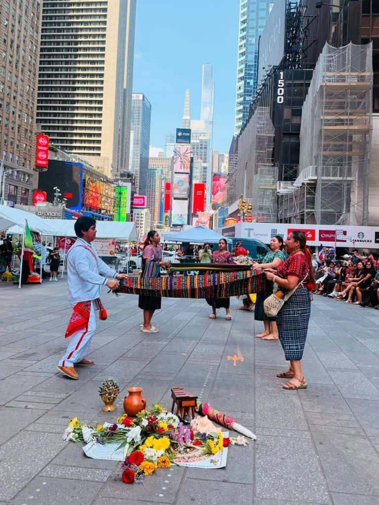 Desde Sololá hasta Times Square, grupo Danza Multicultural Guatemalteca, fundado por Vilma Tzoc, el cual tiene integrantes guatemaltecos pero tambien latinoamericanos.