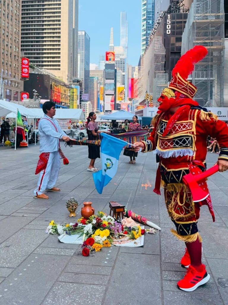 Desde Sololá hasta Times Square, grupo Danza Multicultural Guatemalteca, fundado por Vilma Tzoc, el cual tiene integrantes guatemaltecos pero tambien latinoamericanos.