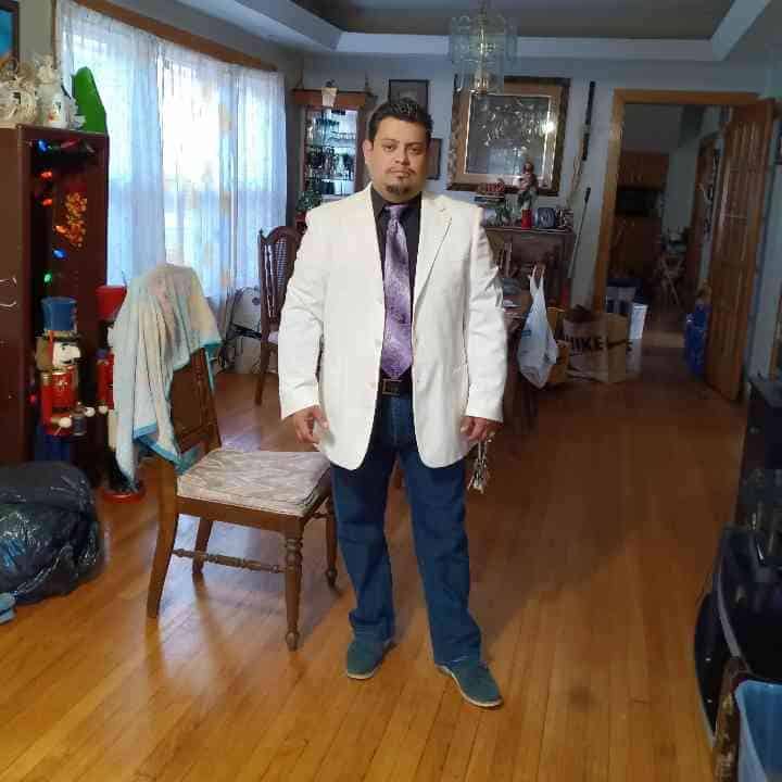 Con tesón, voluntad y mucha fe, Emerson Rodríguez ha construido y remodelado casas en Illinois, con atención al detalle y alta calidad. "Desde niño aprendí que el cliente siempre tiene y tendrá la razón, hay que tratarlo bien para que vuelva", expresa.