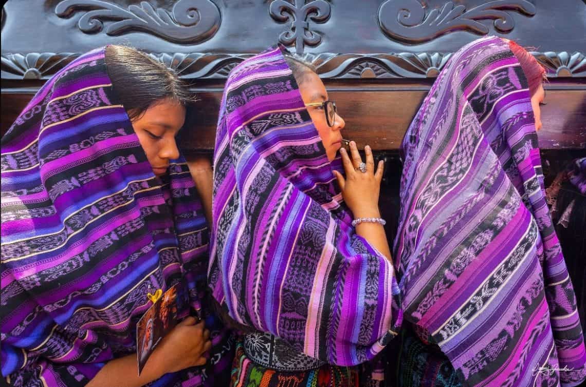 A través de sus fotografías, Danny Gamboa busca reflejar la multiculturalidad de la Semana Santa Guatemalteca, reflejando la imaginería religiosa pero también la devoción de las personas de pueblos y ciudades. (Foto cortesía Danny Gamboa)
