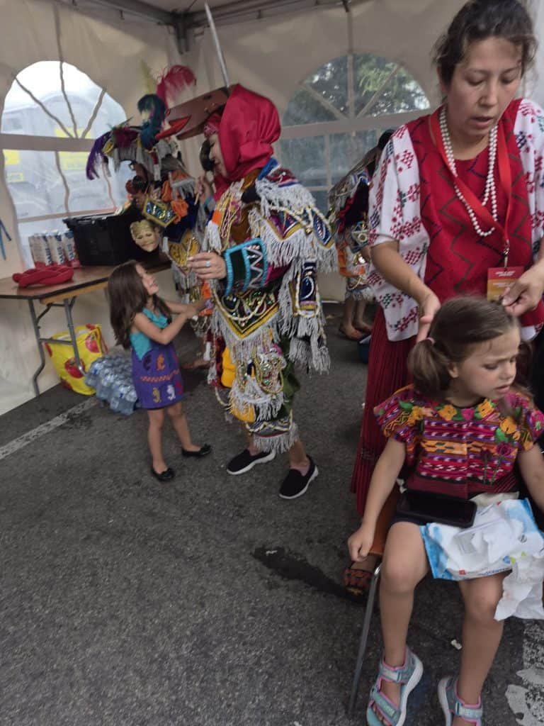 Guatemaltecos grandes y pequeños integran el grupo de danza y tradición Ix Balam, en Montreal, Canadá (Fotos cortesía David Aguilar, fundador)