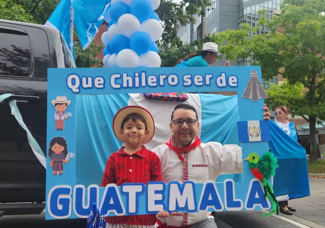 El maestro Carlos Alegría mantiene la valoración de la multiculturalidad guatemalteca y se siente orgulloso de su origen: por eso inculca en su hijo la dignidad de la indumentaria maya tradicional.