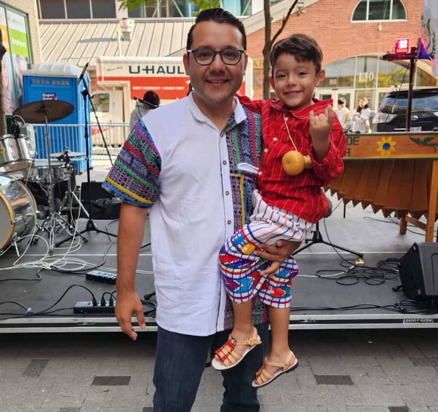 Carlos Alegría recuerda la distancia y el reto de estar en una tierra extraña a finales de la década 1990: "No había WhatsApp, no había Facebook, no había absolutamente nada. Entonces yo llamaba a mi mamá tal vez cada cada mes. Compraba una tarjetita de cinco dólares, 20 minutos, para llamar y se gastaba parte del tiempo en intentar lograr comunicación. Se cortaba. Al final terminaba hablando cinco minutos con ella. pero eso me daba consuelo para seguir".