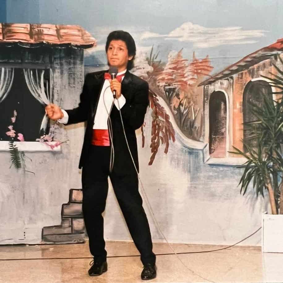 Crecer en un hogar rodeado de música, Edwin Moreno incursionó en la canción romántica desde sus años estudiantiles y llegó a presentarse en canales de televisión, certámenes y festividades departamentales; incluso fue invitado por el Consulado de Guatemala en Florida para exponer su talento musical. (Foto cortesía Edwin Moreno)