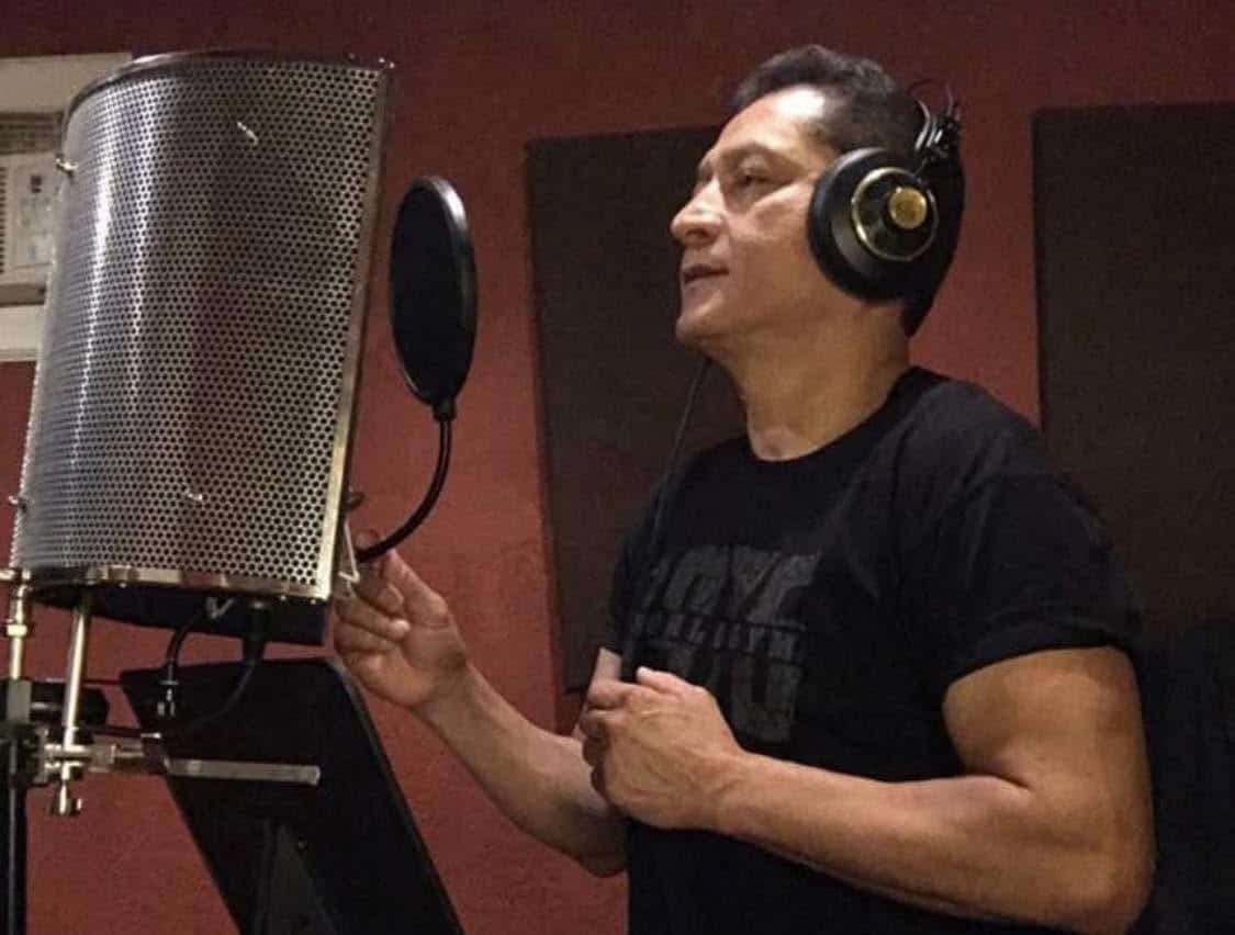 Edwin Moreno integra su vocación y sentimiento de cantante, con sus altas capacidades como cuidador personalizado de salud en Los Angeles.