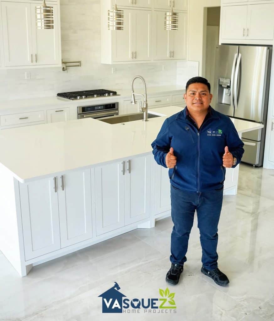 "Este es un país de oportunidades, pero hay que cumplir con calidad y tiempo de entrega. Esa es la clave del éxito", expresa el migrante y empresario guatemalteco Víctor Vásquez, originario de Quetzaltenango y radicado en Oklahoma. Aquí, en uno de sus proyectos terminados.