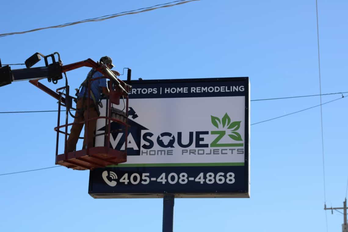Recientemente Víctor Vásquez abrió una nueva oficina de su compañía constructora en Oklahoma. Si quieres ir a su página web, clic en la imagen.