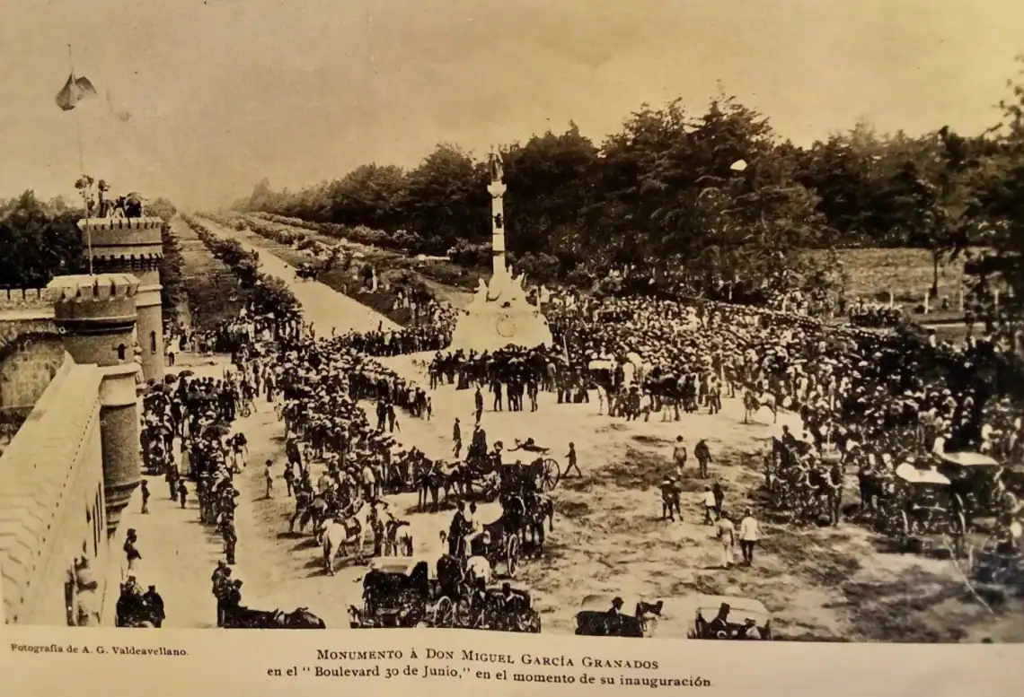Inauguración del monumento a MIguel García Granados en el Paseo 30 de Junio, hoy avenida La Reforma. Vista desde una torreta de la Escuela Politécnica.