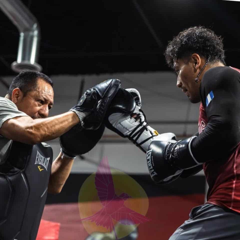 lester martinez boxeador guatemalteco entrena con esau dieguez entrenador guatemalteco (1)