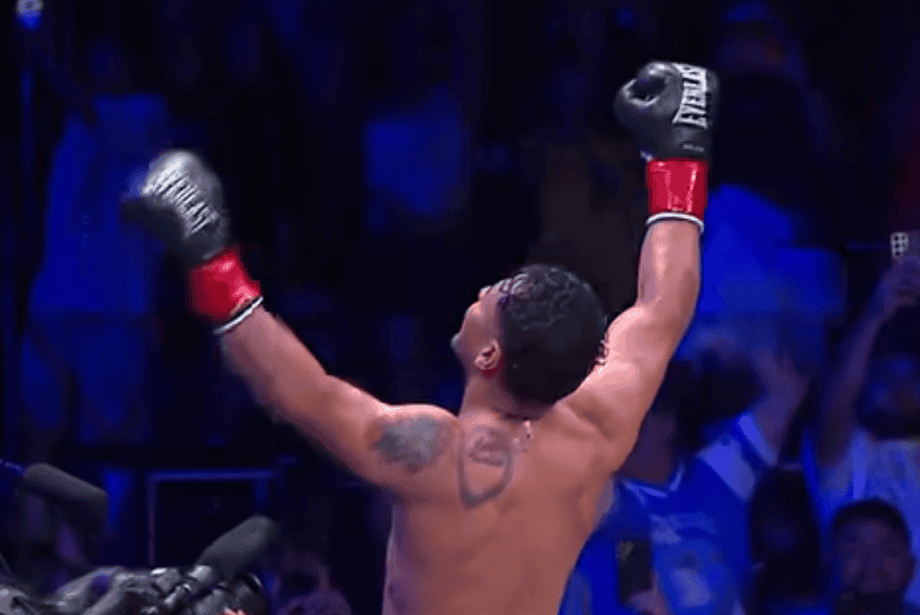 Fueron gritos de júbilo y momentos de gran emoción, cuando el réferi decidió detener la pelea y declarar ganador por nocáut al guatemalteco Lester Martínez, en Los Angeles, quien retiene así el título interino de campeón de peso supermediano del Consejo Mundial de Boxeo.