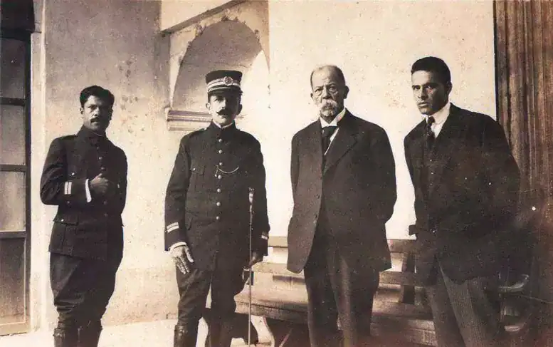 El otrora poderoso Manuel Estrada Cabrera figura aquí preso, poco antes de enfrentar juicio en el cual ejerció su defensa. Murió en prisión en 1924.