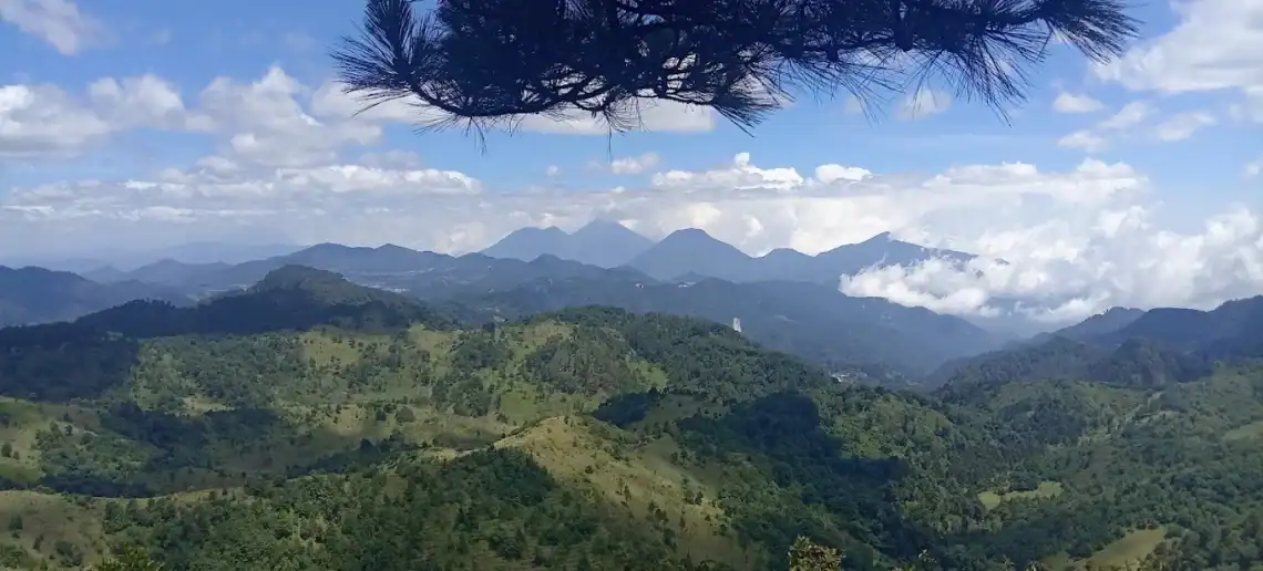 Con un poco de suerte, en día despejado se puede ver el horizonte volcánico del occidente Guatemalteco, desde el mirador del parque (Fotos redes Sociales parque Kyaq Kix)