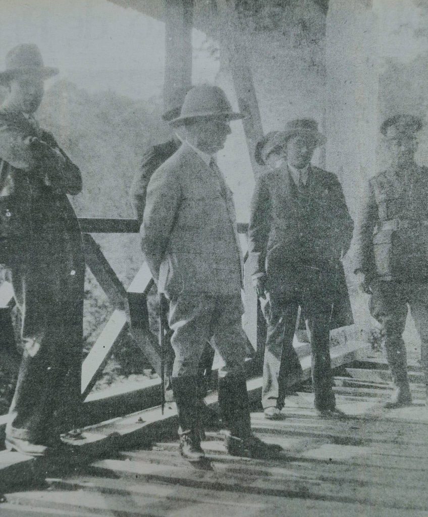 El general Lázaro Chacón, en su casa de El Jícaro, El Progreso, la cual aún existe pero en total ruina. En esta visita está acompañado de funcionarios locales.