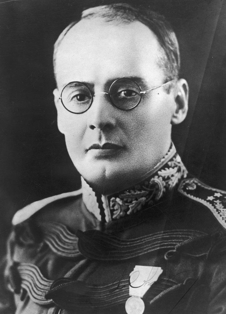 El más conocido retrato del general Lázaro Chacón fue tomado algunos años antes de asumir la presidencia. Tuvo una brillante carrera militar y ya para 1917, es decir, aún durante la dictadura de Estada Cabrera ya tenía el grado de generlal.