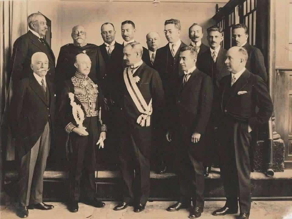 El presidente José María Orellana buscó reconectar y reposicionar a Guatemala ante otras naciones, sin embargo algunos críticos señalaron que beneficiaba a empresas extranjeras en detrimento de intereses nacionales. (Foto de recepción del Rey de Bélgica en 1925, libro de Juan de Dios Aguilar)