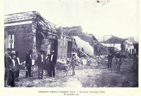La destrucción de muchas viviendas en los terremotos de 1917 y 1918 obligó a muchos ciudadanos a vivir en campamentos por varios meses, sin mayor apoyo del Gobierno. Esto generó un diálogo ciudadano que los aparatos represivos no detectaron, pero que fue creando diálogo y unión de los vecinos en favor de un cambio. Fotografía de viviendas destruidas por los sismos.