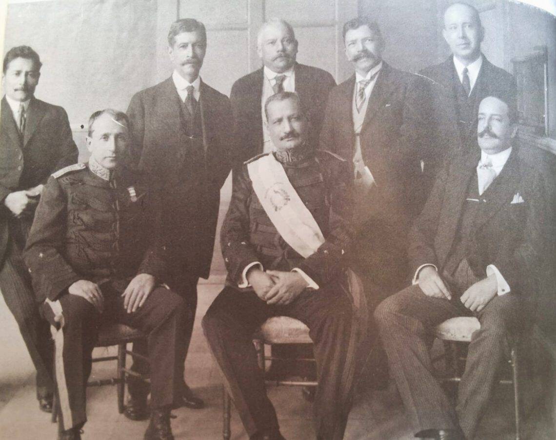 El recién designado presidente José María Orellana, a inicios de 1922, junto a integrantes de su gabinete. Nótese a la derecha la presencia de otro militar, se llamaba Jorge Ubico Castañeda y en ese tiempo era capitán del Ejército. (Foto libro José María Orellana de Juan de Dios Aguilar)