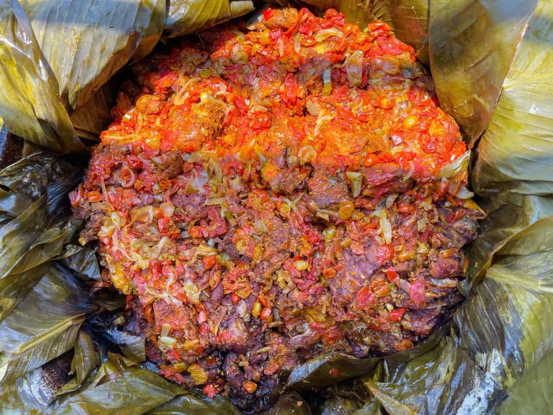 El Chal'Kuum o Chalkum es un platillo festivo y ceremonial del pueblo maya mopán de Petén y por ende suele prepararse en buenas cantidades para compartir. Nótese que su cocimiento lleva hojas de plátano o maxán.